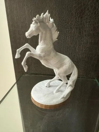 Escultura de Cavalo em Ascensão