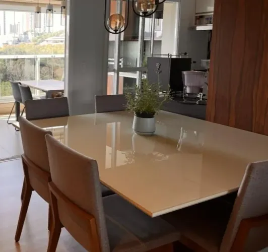 Vendo mesa 1,50m x 1,50m laqueada e tampo de vidro e 6 cadeiras estofadas em linho