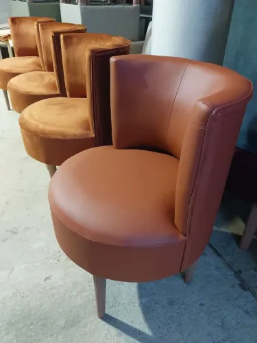Poltronas modelo retrô em corino