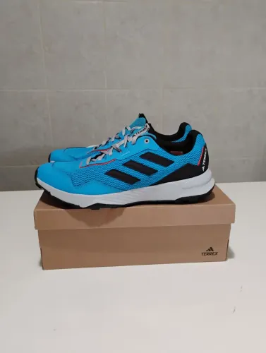 Tênis Adidas tracefinder