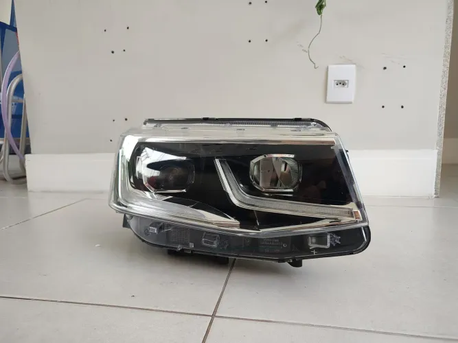 VENDO FAROL IQ LIGHT TAOS 2024 LADO DIREITO