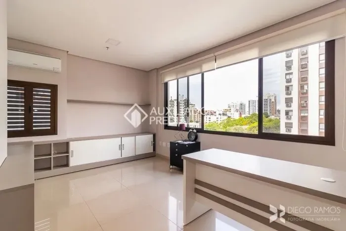 Sala Comercial na Getulio Vargas, com isolamento acústico e vaga no Menino Deus