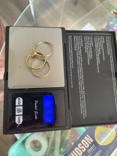PAR DE ALIANÇAS DE OURO 18K TAM 26 FEM, 25 MASC, + PARADOR FEMININO OURO 18K