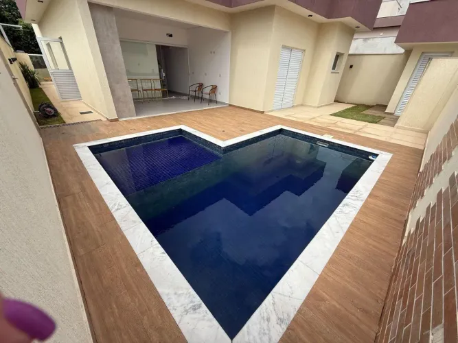 Linda casa em condomínio fechado semi mobiliada com piscina