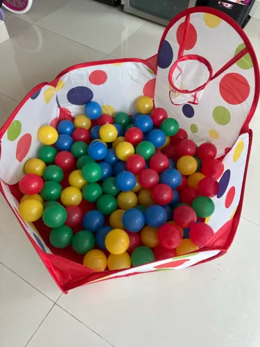 Piscina de bolinhas com 100 bolinhas