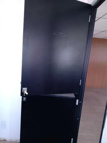 Porta - balcão em madeira