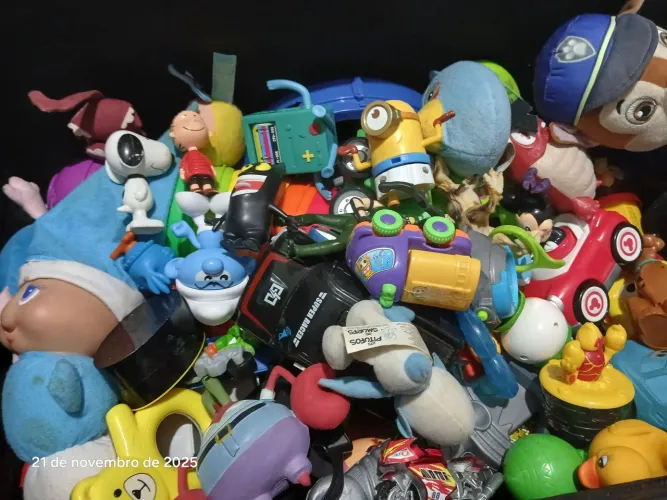 Baú cheio de brinquedos (Brinquedos diversos +Puff baú desmontável)