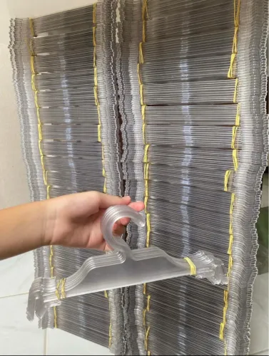 Cabides em acrílico para loja de lingerie ou roupas infantis disponível 700 unidades