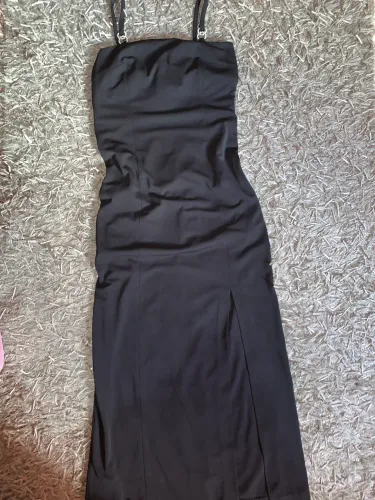 Vestido preto longo elegante com fenda