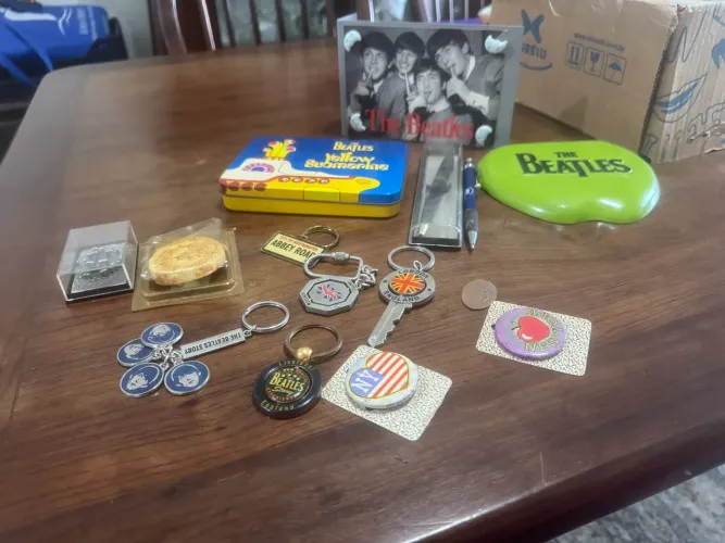 Lote souvenirs maioria Beatles.