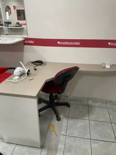 Escrivaninha sofisticada; e Bancada em MDF