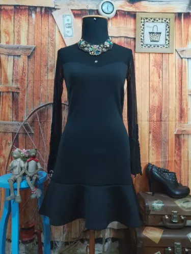 Vestido Preto Elegante com Detalhes em Renda P/M
