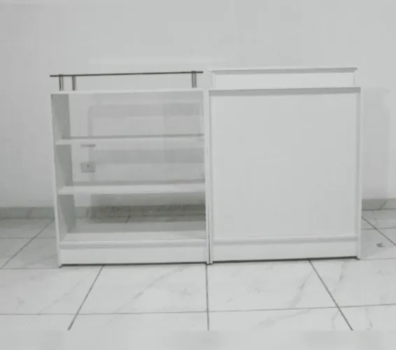 Balcão para loja com vitrine e caixa