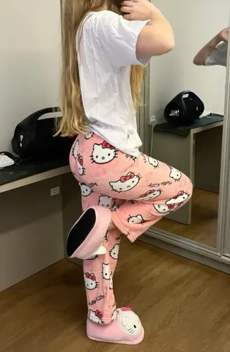Perfeição de calça Hello Kitty em pelúcia e algodão fica perfeito em qualquer corpo