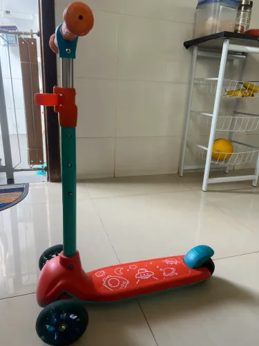 Vendo patinete led rodas !!!Suporta  60kg para criança até 10 anos