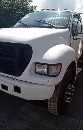 Caminhão pipa+ carroceira+ cabine suplementar 