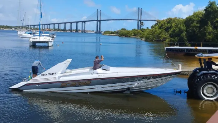 Lancha Scaraab 31 pés,  motor MWM 250 hp, turbinada