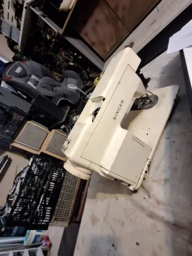 Maquina de costura singer. Nao esta funcionando corretamente serve para consertar 