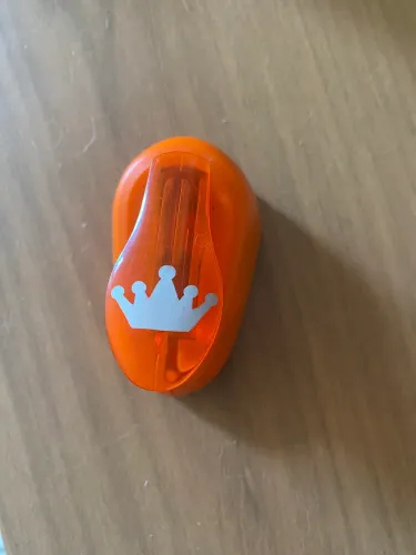 Vendo furador de papel e Eva formato coroa 