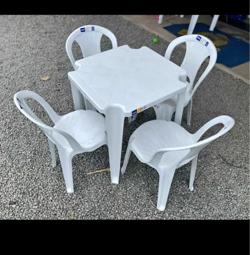 Conjunto de mesa e cadeiras de plástico da marca Tramontina