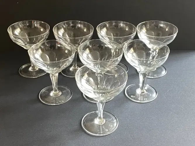 Conjunto de 8 taças de champagne de cristal anos 50. Altura de 12 cm e 10 cm de diâmetro.