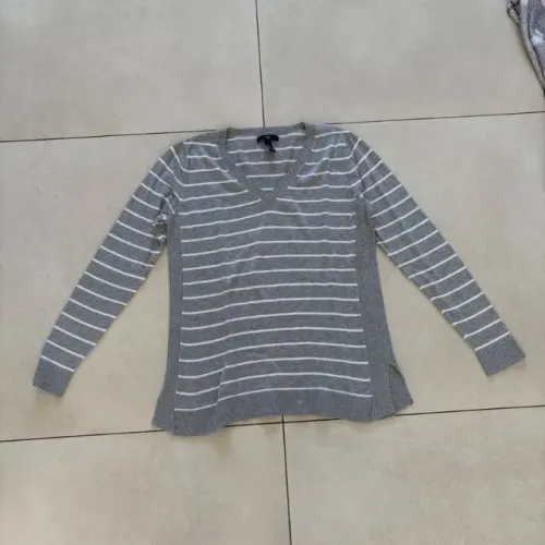 suéter gola v gap listrado