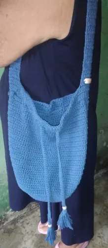 Bolsa de ombro azul em crochê