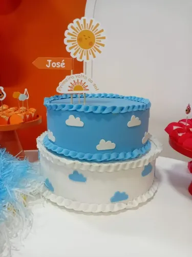 Bolo fake céu com nuvens azul e branco