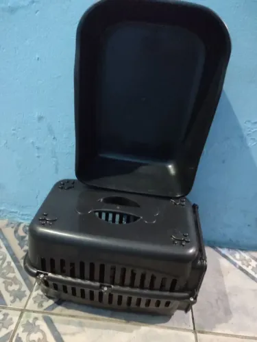 Caixa de transporte pra gato e outra pra necessidade.
