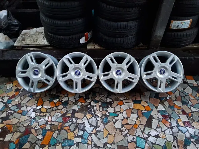 Jogo de rodas de liga leve aro 14/4 furos da marca Scorro modelo  Fiat Stilo 