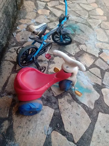 Vendo bicicleta infantil é um velotrol us dois pôr 200 reais atzp *