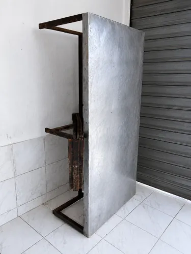Mesa com Tampo de Aço Inoxidável