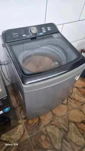 Máquina de lavar funcionando perfeitamente e muito nova.