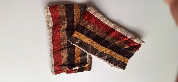 2 capas de almofada em tecido tipo chenille em listras tons terrosos