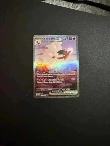 Carta Pokémon Charizard 151 em inglês