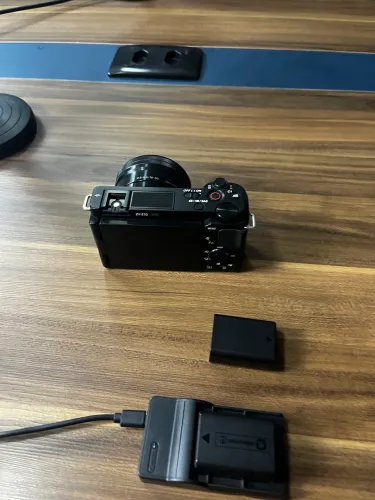 Sony ZV-E10 + Lente 16-50mm + Bateria Extra + Carregador Externo | Excelente Estado