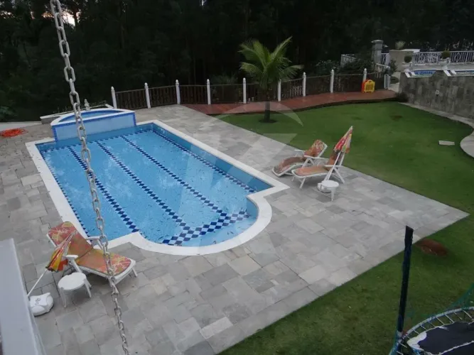 Casa de 650 mts² em condomínio fechado com piscina, na Serra da Cantareira