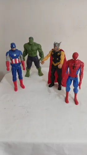 Vendo 4 bonecos articulados. Homem Aranha, Hulk, Thor e Capitão America.,