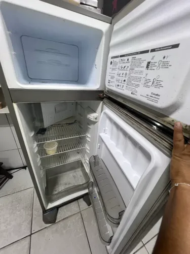 Vende-se geladeira para conserto 