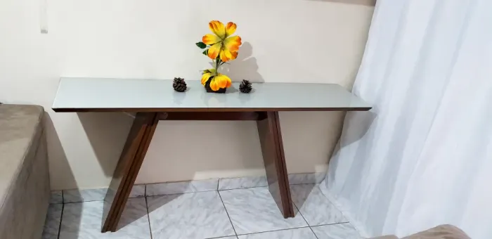Aparador com tampa em vidro