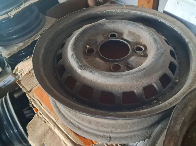 Rodas de Volkswagen Fusca aro 15 de ferro com encaixe calota 4x130 usadas