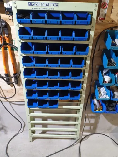 Estante organizadora para 60 caixinhas Bin número 3. 1,50cm altura X 59cm de largura.