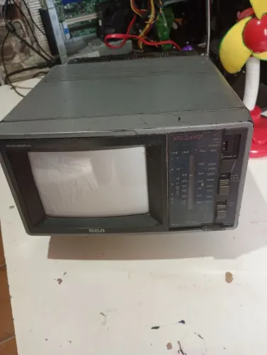 Tv mini RCA Retrô, não funciona, não sei dizer o que é 