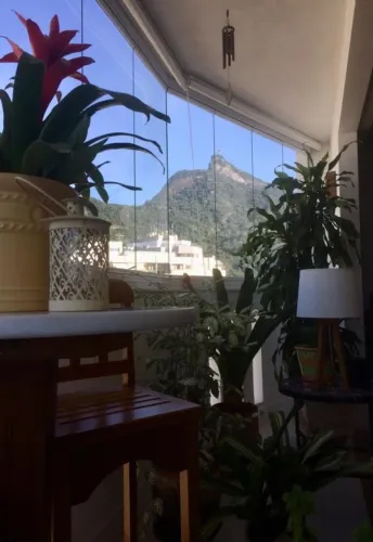 Imóvel de 2 quartos reformado e mobiliado para locação em Laranjeiras