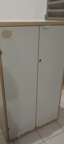 Armário baixo com tranca