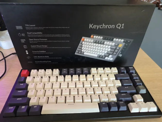 Teclado Keychron Q1, versão Q1C1, com switch red, RGB e layout 75%