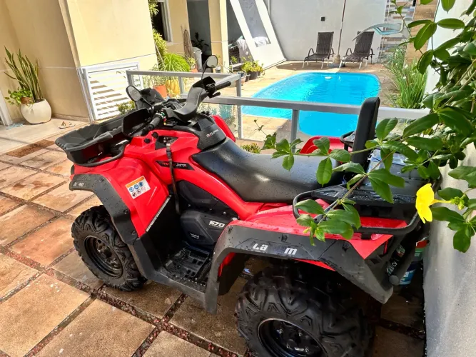 Quadriciclo 4x4 Can-Am 570