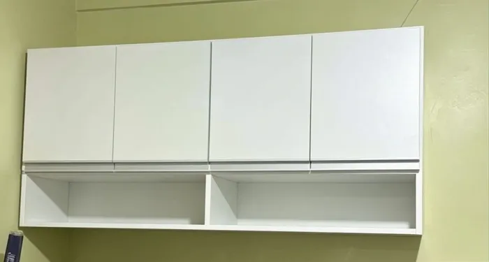 Armário aéreo de 4 portas em mdf