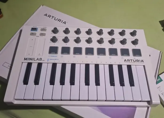 Teclado Controlador Arturia MiniLab 2 (MKII) + Caixa + Nota Fiscal