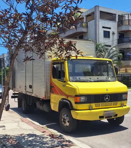 Caminhão Mercedes 709 Baú